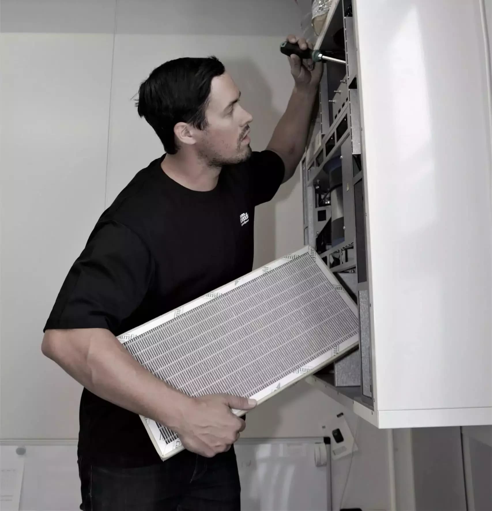 Tekniker servar ett FTX-aggregat och byter filter i en bostadsrättsförening